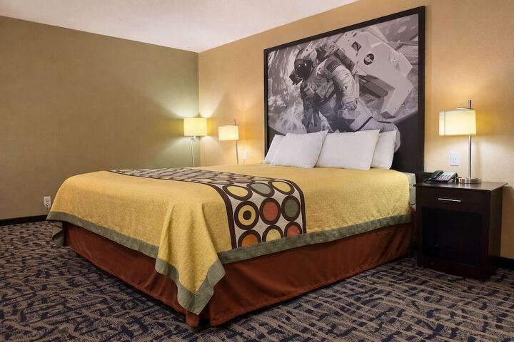 Super 8 by Wyndham Pasadena