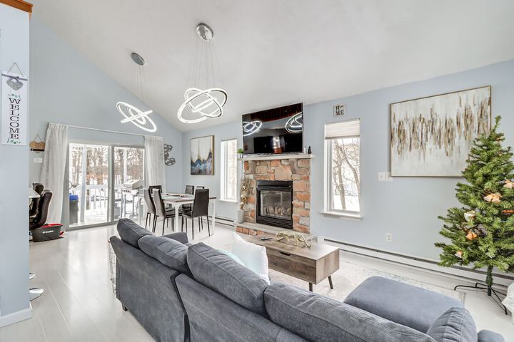 Long Pond Home w / Private Hot Tub & Game Room