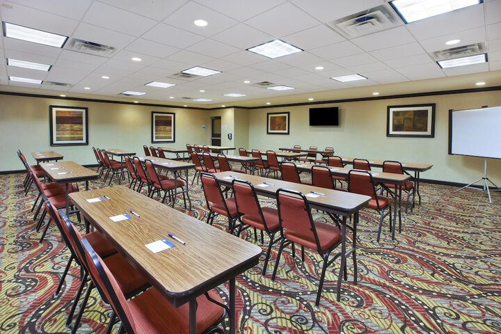 Holiday Inn Express & Suites Wheeling by IHG