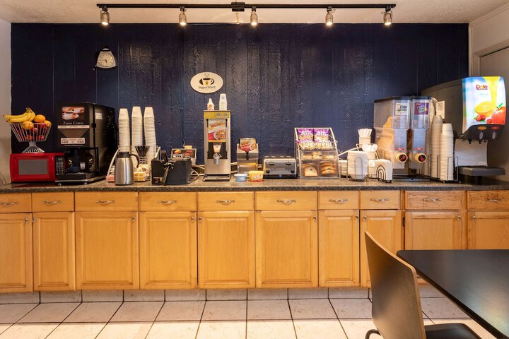 Super 8 by Wyndham Wooster