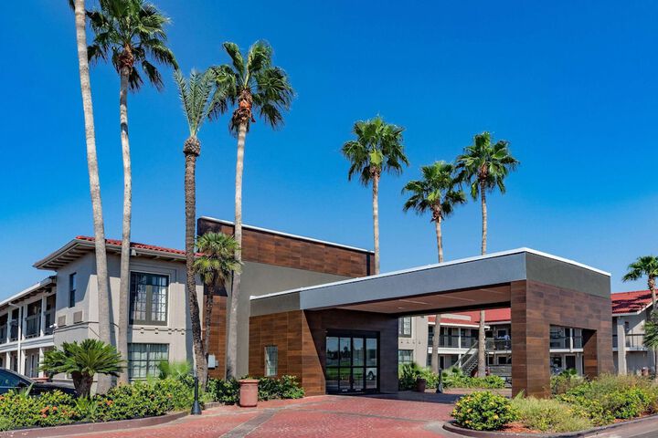 Hotel 6 of 65
