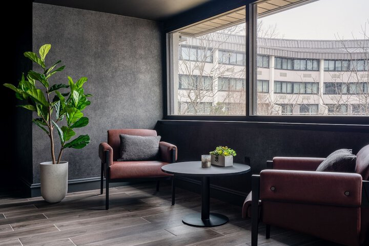 Lounge 34 of 40