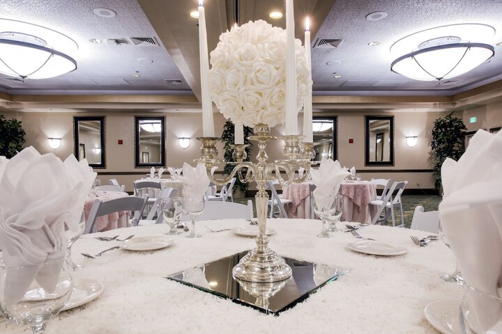 Ballroom/Hall 27 of 34