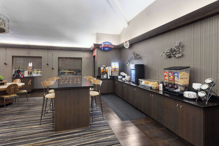 Super 8 by Wyndham Copley Akron