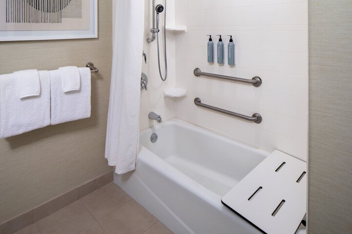 Courtyard by Marriott Charleston Downtown / Civic Center