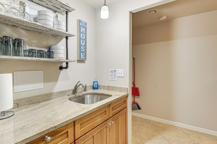 Fish & Hike: Apartment w / Pool Table in Ketchikan!