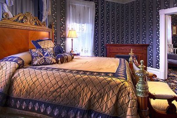 Gingerbread Mansion Inn