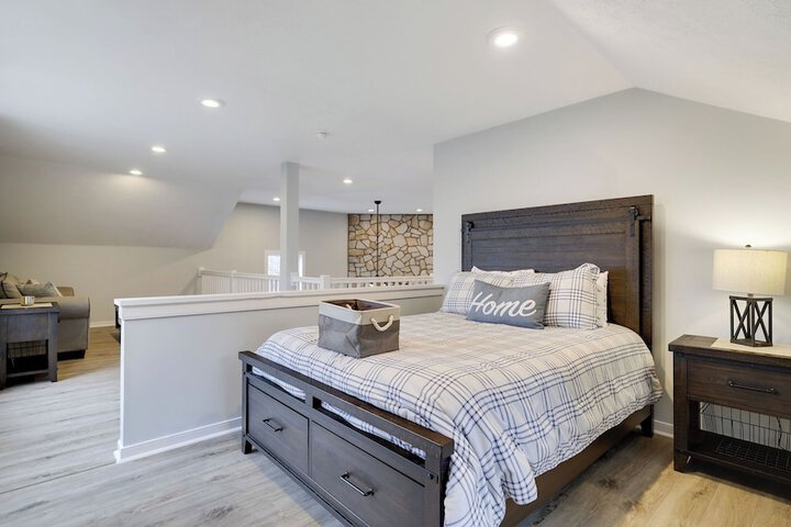 The Nest at Pinecrest by Avantstay Spacious Deck Game Room, Fire Pit