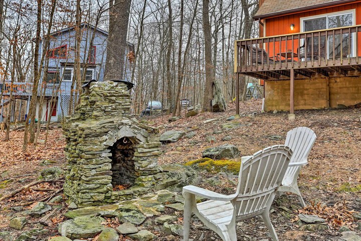 4 Mi to Tubing: Cozy Bushkill Cabin w / Deck!