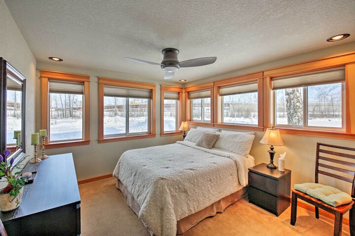 Lake Pend Oreille Condo w / Porch & Mountain View!