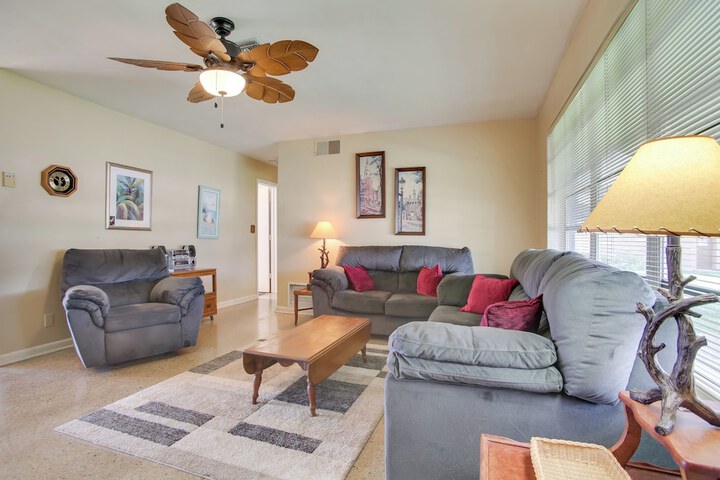 Pets Welcome: Cozy Home w / Pool in Margate!