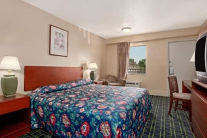 Room 13 of 21