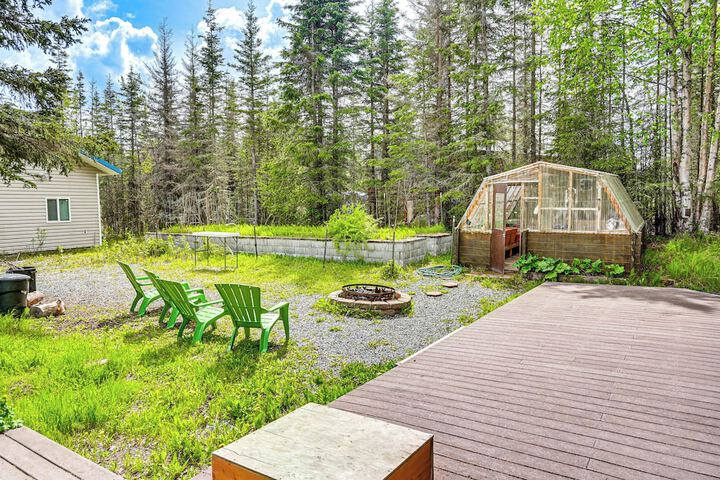 Roomy Log Cabin w / Hot Tub Walk to Kenai River!