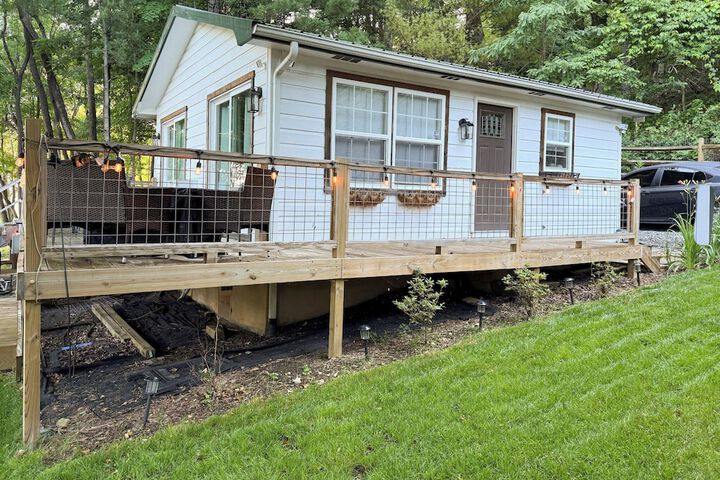 Hilltop Hideaway w / Scenic Views & Hot Tub!