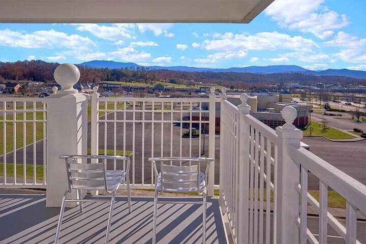 Holiday Inn Express and Suites Pigeon Forge Sevierville by IHG