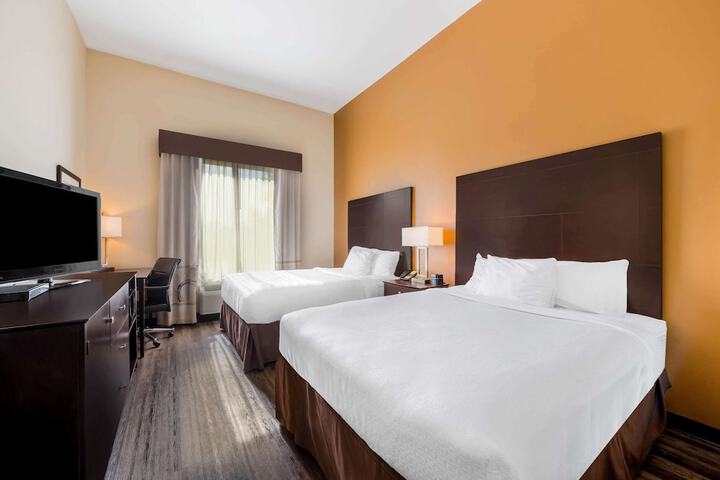 La Quinta Inn & Suites by Wyndham Marshall
