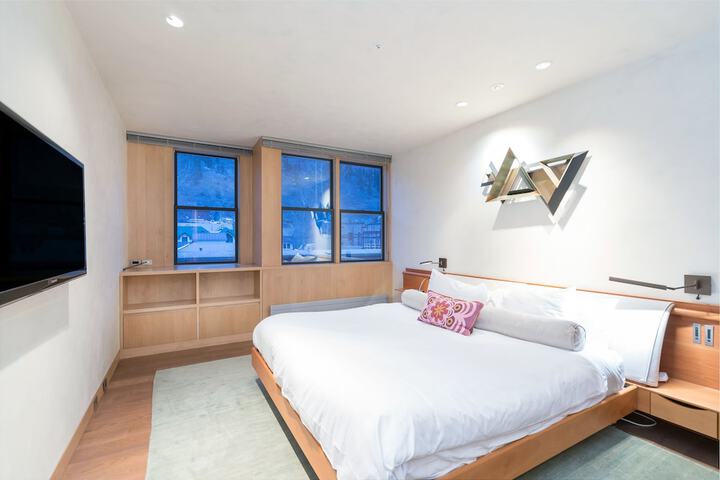 Room 48 of 61