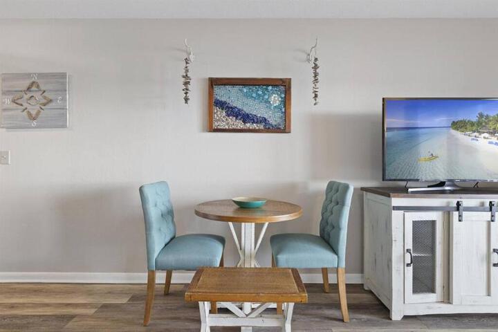 Gorgeous views Oceanfront, Pool,The Driftwood!