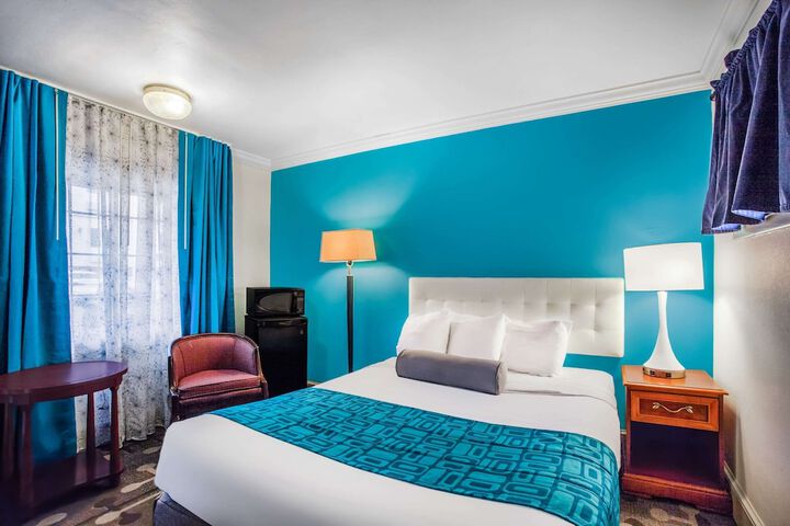 Room 10 of 18