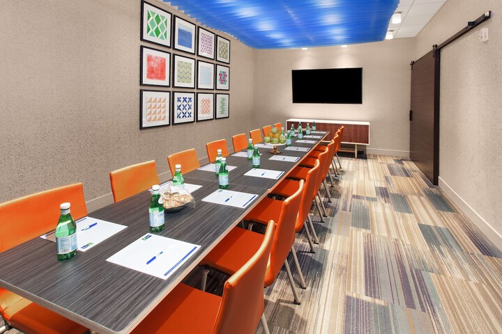 Holiday Inn Express and Suites Detroit / Sterling Heights by IHG