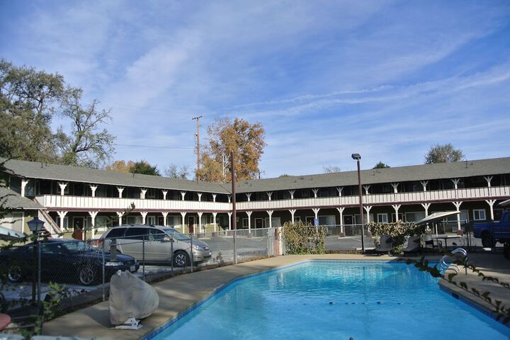 Vino Inn & Suites