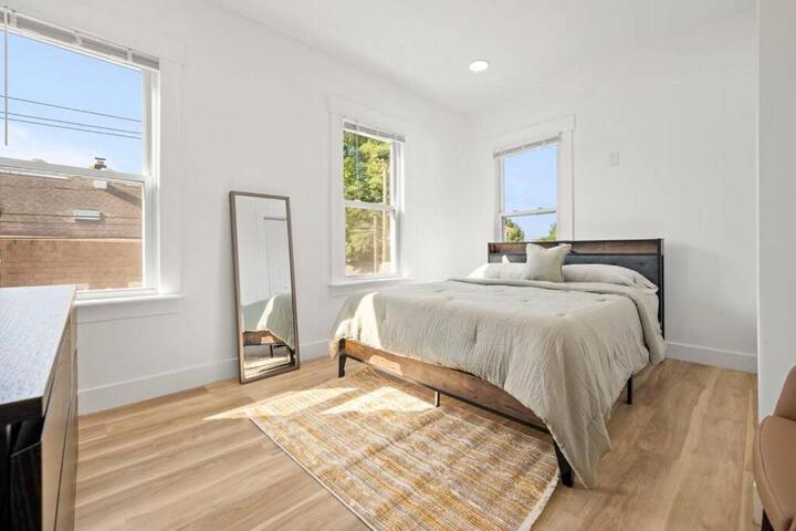 NYC Access 4BR Duplex Sleeps 10 Free Parking