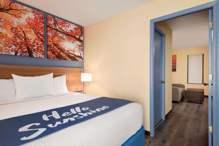Days Inn & Suites by Wyndham Merrillville