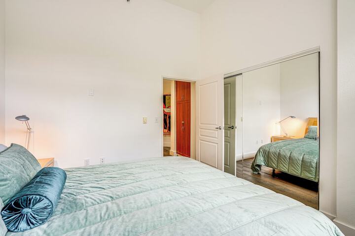 Luxe Condo w / Private Patio & Perks in Emeryville!