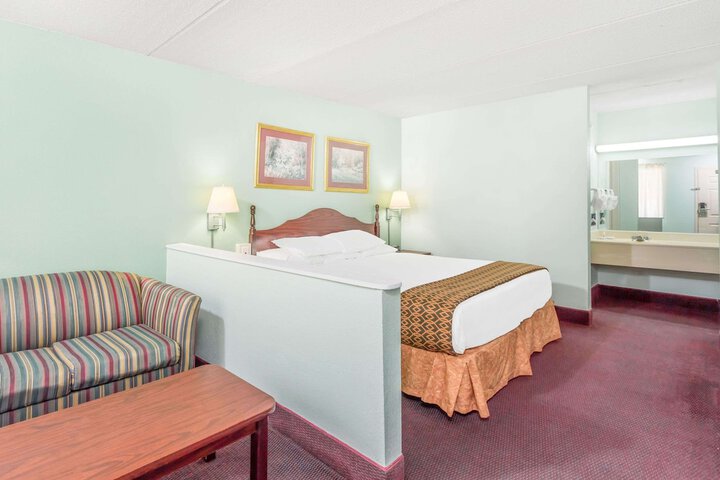 Days Inn by Wyndham Lavonia