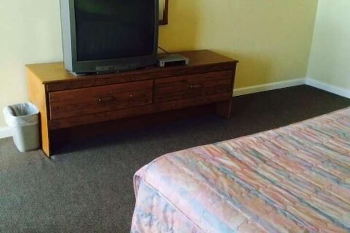 Room 5 of 12