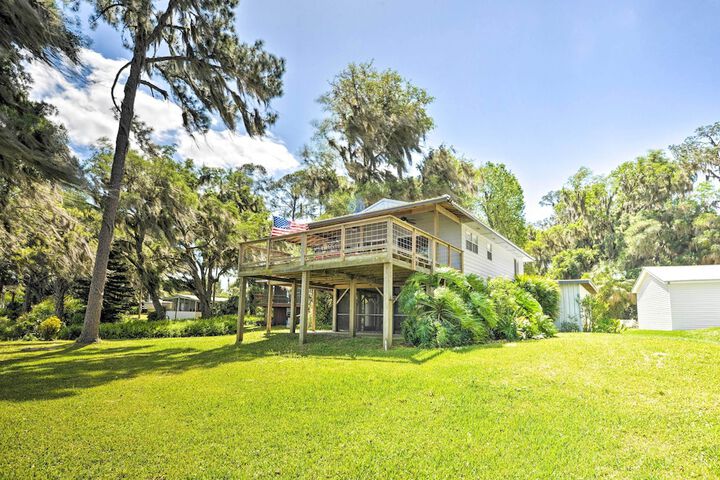 Renovated Crescent Lake Escape w / Waterfront Deck!