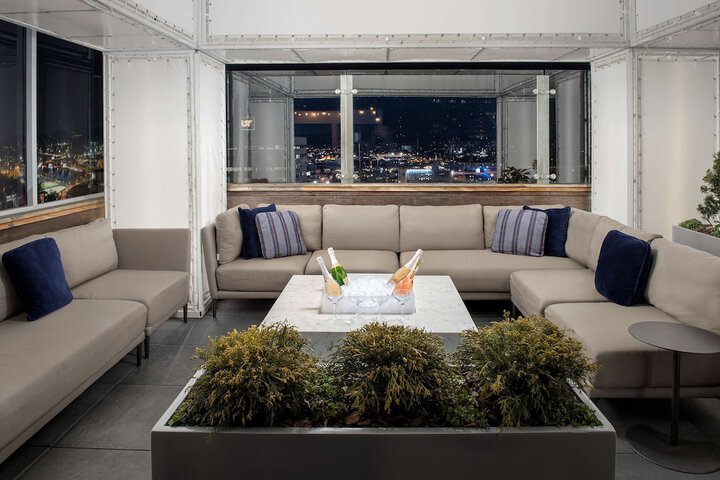 Lounge 52 of 77