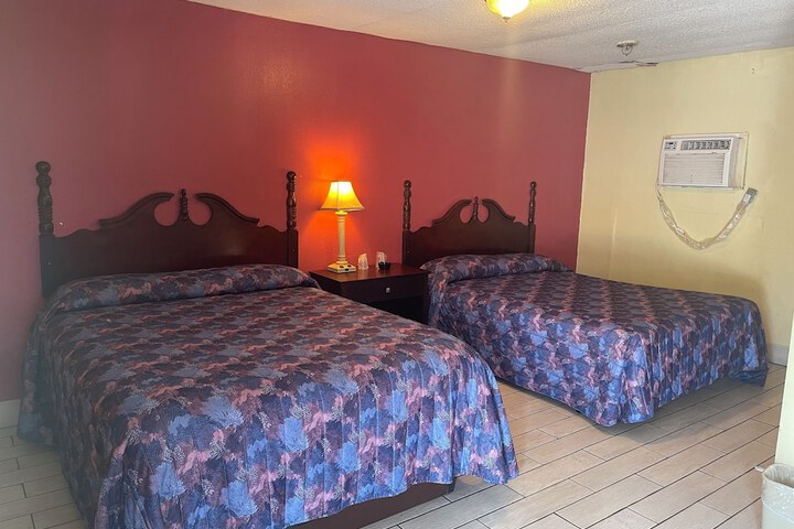 Plaza Motel