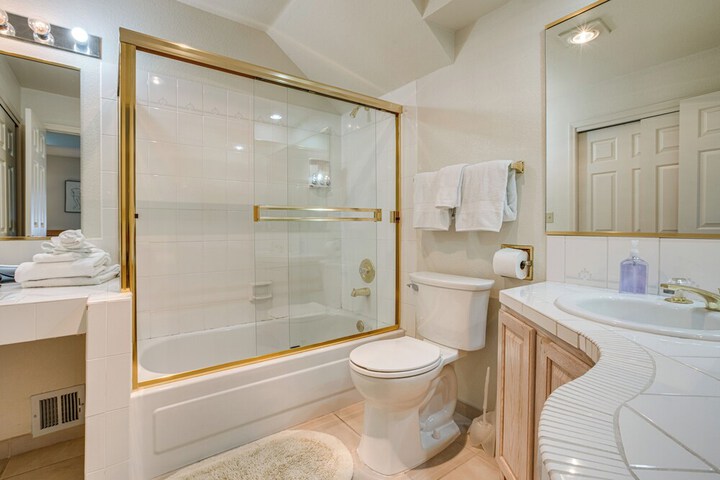 1 Mi to Diamond Peak: Townhome w / Lake Views