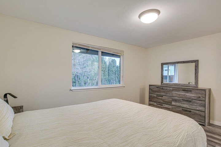 Modern Puyallup Townhome w / Backyard & Fireplace