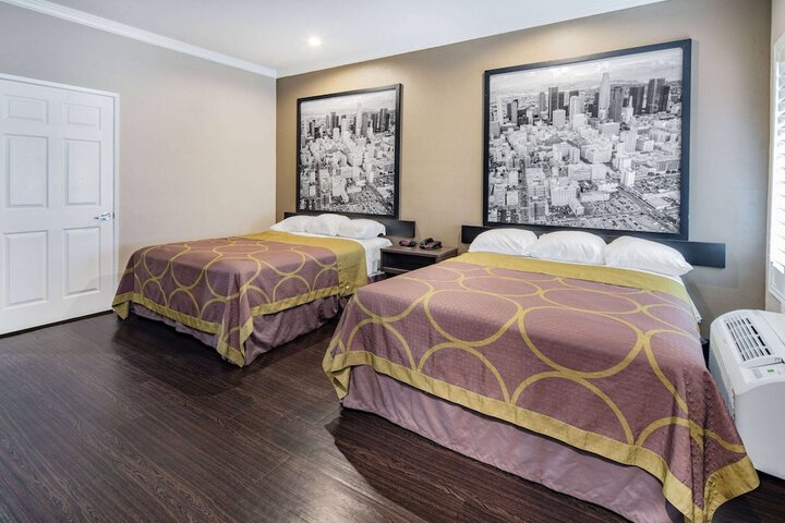 Room 9 of 32