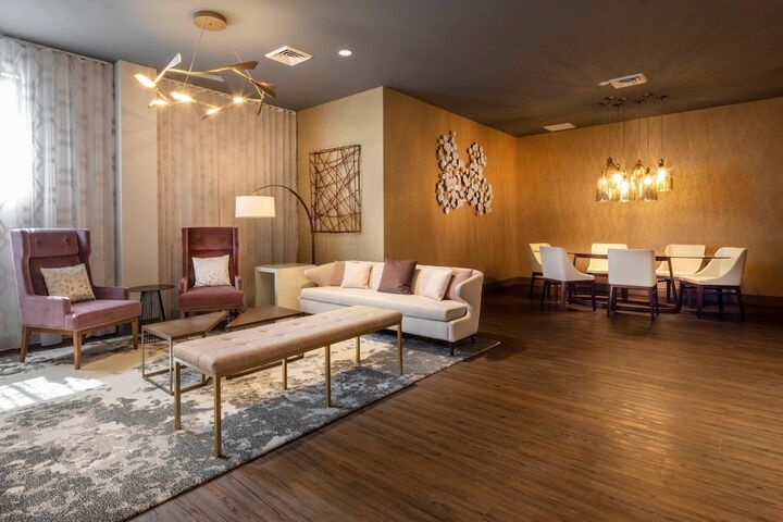 Lounge 73 of 97