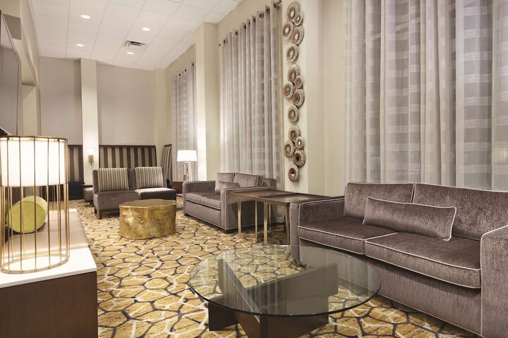 Lounge 44 of 48