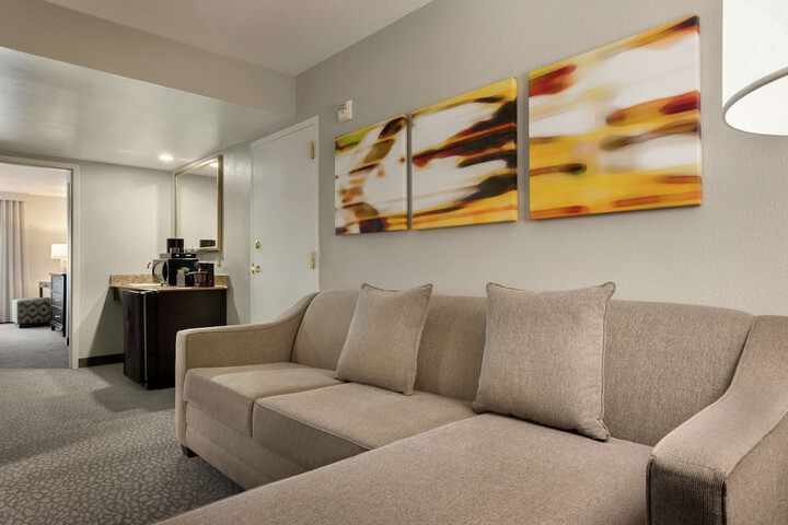 Lounge 34 of 37