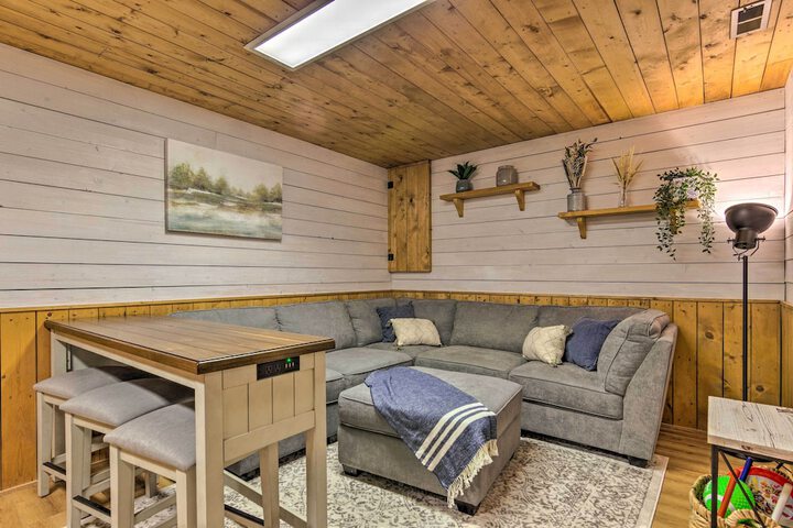 Secluded Cabin w / Spacious Kitchen & Dining Area!