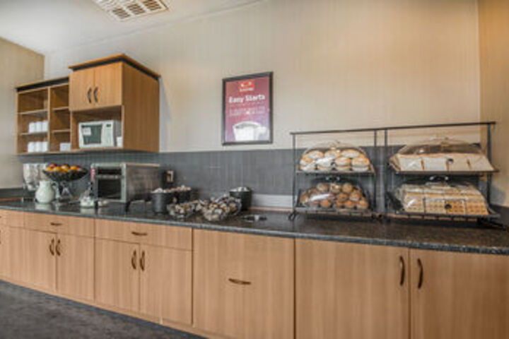 Econo Lodge Inn & Suites