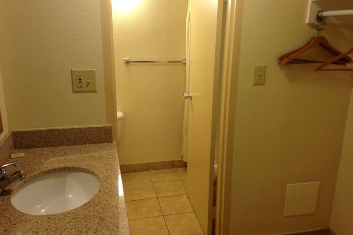 Room 27 of 38