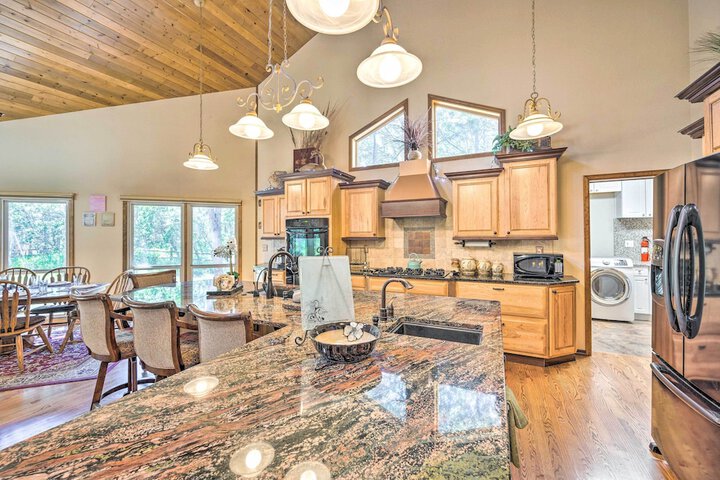 Serene Monument Sanctuary w / Patio & Fire Pit!
