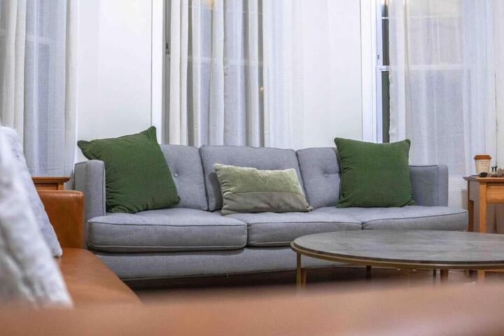 Cozy 2BR-Walk to Tufts & Green Line Near Boston!