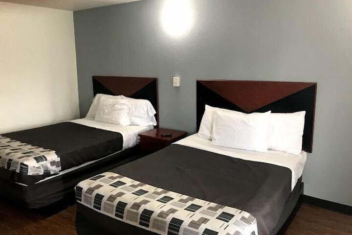 Room 4 of 8