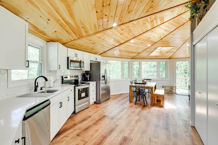 Private Deck & Grill: Pocono Pines Retreat!