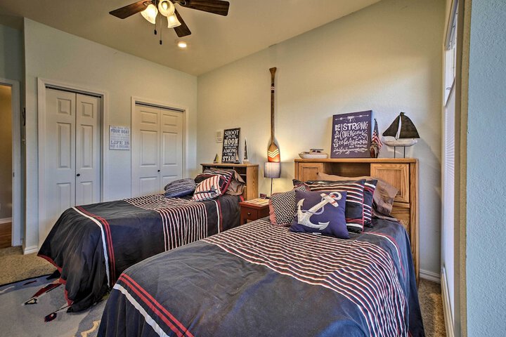 Lakefront Retreat w / Dock & Beach: 2 Miles to Golf