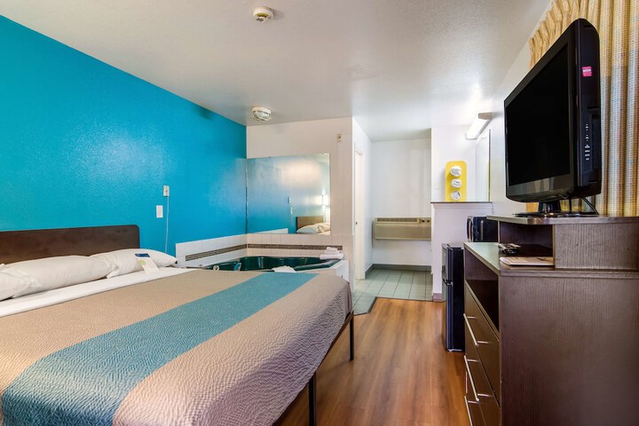Room 13 of 30