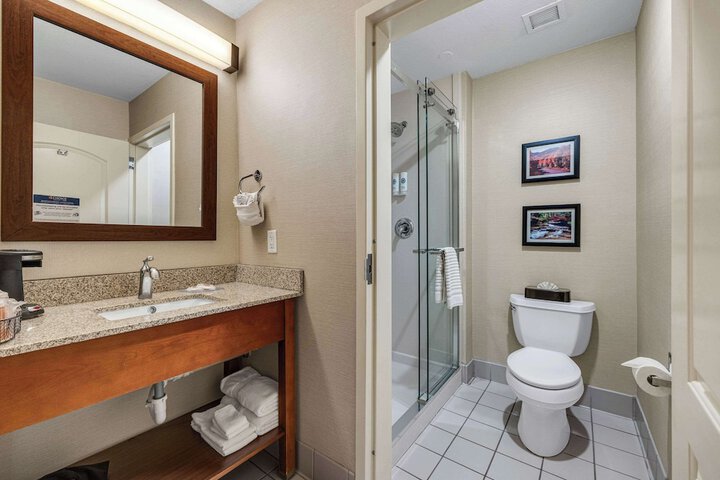 Comfort Inn & Suites Logan Near University