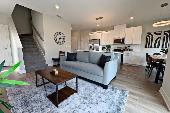 Modern 4BR with Parking - WV rep 4